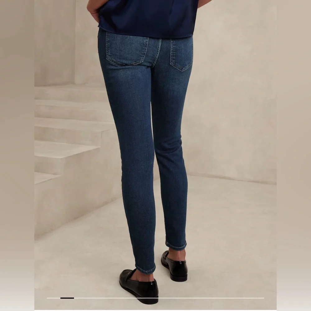 Banana Republic jeans women’s size 27 (size 4) Midrise Skinny Fit Blue Jeans💙💙